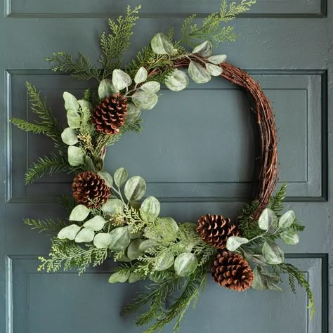 Asymmetrical Wreath, Diy Wreaths Easy, Magnolia Christmas Decor, Magnolia Christmas, Christmas Wreath Decor, Christmas Wreath Craft, Handmade Christmas Wreaths, Christmas Door Decoration, Homemade Wreaths