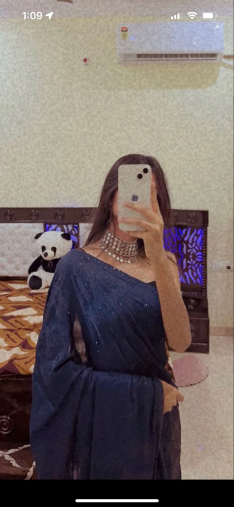 Saari Poses Mirror Selfie, Mirror Selfie Indian Dress, Saree Mirror Poses, Saree Dpz Girl, Mirror Selfie In Traditional, I Phone Mirror Selfie, Lehenga Mirror Selfie, Blue Saree Aesthetic, Traditional Mirror Selfie