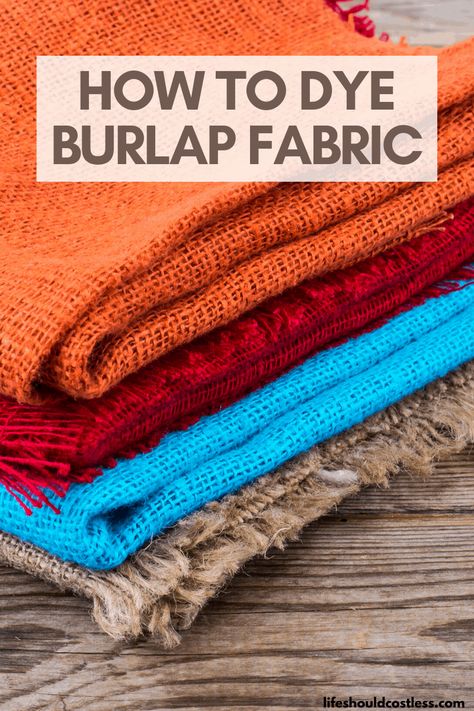 How to color burlap/jute fabric/material. Your craft projects are about to take on a whole new level of awesome! Learn how to dye burlap any color that you could possibly want with this simple step by step tutorial using Rit Dye. Diy Burlap Bags, Wrapping Room, Burlap Crafts Diy, Burlap Diy, Burlap Coffee Bags, Colored Burlap, Twine Crafts, Burlap Ideas, Burlap Projects