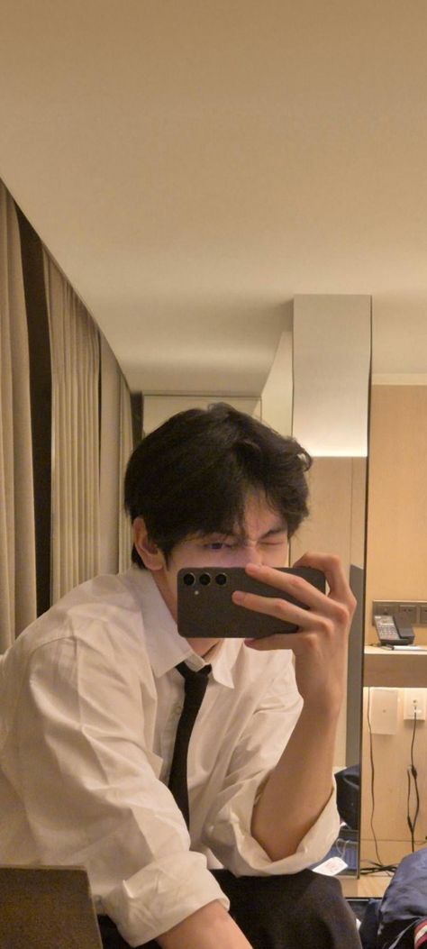 Soobin Selfie, Choi Soobin Boyfriend Material, Wife Material Aesthetic, Soobin Dimples, Txt Soobin Wallpaper, Soobin Txt Wallpaper, Soobin Boyfriend Material, Soobin Aesthetic, Soobin Wallpaper