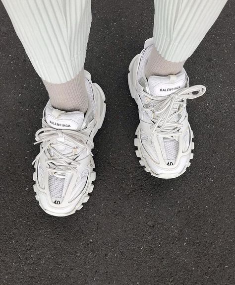 PAUSE Magazine on Instagram: “Summer Snow ❄️ Blanc Balenciaga Track V2 ⚡️ __________ Credit: @drownedinreverb #pauseonline” Balenciaga Track Sneakers Outfit, Balenciaga Track Outfit, Balenciaga Track 2, Balenciaga Track Sneakers, Track Outfits, White Balenciaga, Track Shoes, Dad Sneakers, Dad Shoes