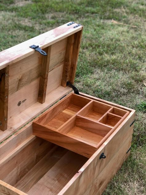 Diy Wood Toy Box Ideas, Diy Wooden Jewelry Box Ideas, Homemade Wood Storage Boxes, Homemade Storage Trunk, Wood Toy Chest Plans, Diy Wood Trunk Storage Chest, Pallet Wood Toy Box Diy, Diy Storage Trunk, Wood Toy Box