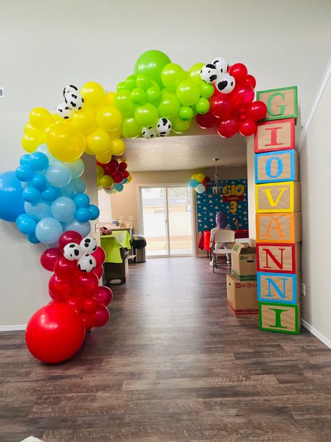 Toy Story Birthday Balloon Garland, Toy Story Birthday Balloon Arch, Toy Story Pinata Diy, Two Infinity And Beyond Photo Shoot, Toy Story Birthday Party Centerpieces, Toy Story Balloons, Toy Story 2 Birthday Party Ideas, Toy Story Candy Table Ideas, Toy Story Table Decorations