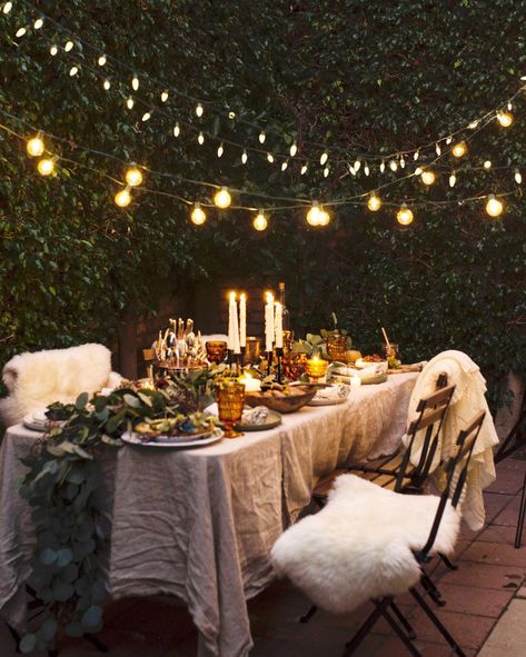 Autumn Outdoor Dinner Party, Practical Magic Dinner Party, Backyard Friendsgiving, Outdoor Dinner Table, 2025 Bride, Dinner Table Set, Backyard Bridal Showers, Bridesmaids Party, Backyard Dinner Party