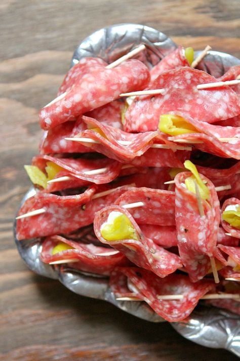 Easy Salami Appetizer Recipe (only 3 ingredients, and ALWAYS a big hit at parties - RecipeGirl.com Salami Appetizers, Christmas Bites, Salami Appetizer, Tiny Bites, Awesome Appetizers, Keto Eating, Party Tray, Buffet Ideas, Tray Ideas