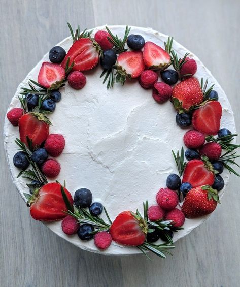 Cake Decorating With Berries, Cake Decorating Berries, Cake Berry Decoration, Strawberry Cheesecake Design, Berry Cake Design, Fruit Design Cake, White Cake With Fruit On Top, Birthday Cake Berries, Cheese Cakes Design