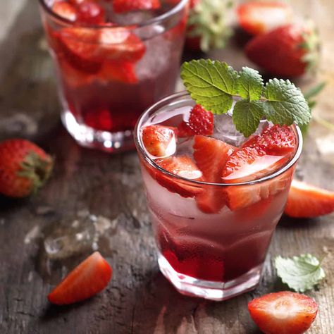 How to Make Insanely Delicious Iced Strawberry Tea - Life is Better with Tea Strawberry Ice Tea, Popular Summer Drinks, Sparkling Strawberry Lemonade, Shrub Recipe, Strawberry Simple Syrup, Strawberry Crush, Honey Lemonade, Making Iced Tea, Tea Shops