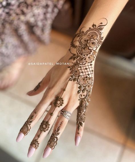 Mehendi Designs Simple Back Hand, Complicated Henna Designs, Henna Designs Right Hand, Mehendi Designs Aesthetic, Aesthetic Mehndi Designs, Henna Designs Back, Henne Tattoo, Tattoos Henna, Henna Inspo