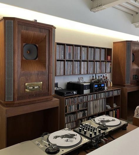 Alternative Luxe, Vinyl Record Room, Vinyl Cafe, Audiophile Room, Hifi Room, Hifi Furniture, Audiophile Listening Room, Home Music Rooms, Vinyl Room