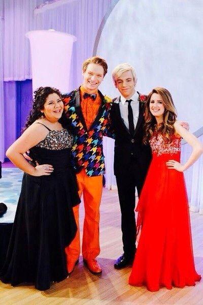 Austin and Ally cast from Proms and Promises/Last Dance and Last Chance Austin Y Ally, Austin E Ally, Austin Ally, Prom Video, Calum Worthy, Violetta Disney, Raini Rodriguez, Austin Moon, Disney Channel Shows