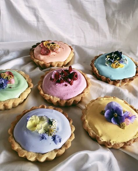 Fantasy Baked Goods, Great British Baking Show Aesthetic, Floral Pastries, Flower Tartlets, Garden Party Desserts, Spring Baked Goods, Bridgerton Cake, Spring Dessert Table, Floral Baking