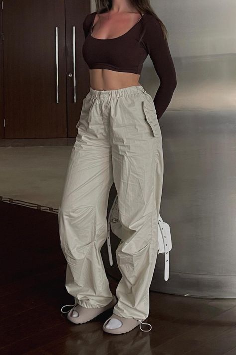 Parachute Pants Black Cargo Pants Women, Cargo Pants Women Baggy, Parachute Pants Outfit, Pant Outfits For Women, Girls Cargo Pants, Baggy Pants Women, Beige Cargo Pants, Rave Pants, Beige Cargo