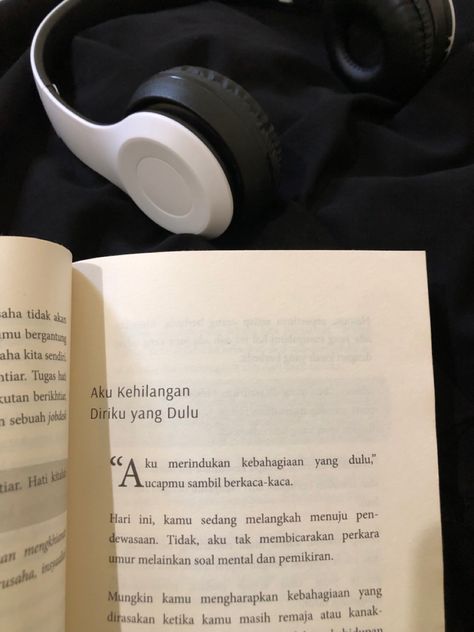 Membaca Buku Aesthetic, Baca Novel Aesthetic, Pap Baca Novel, Foto Novel Aesthetic, Baca Novel, Dream Book, Productive Day, Story Inspiration, Daily Reminder