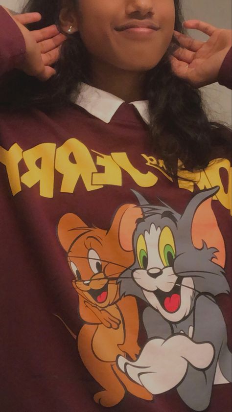 collared shirt underneath a tom and jerry sweatshirt Tom Y Jerry, Tom And Jerry, Collared Shirt, Outfit Idea, Collar Shirts, Summer Outfit, Vintage Tshirts, Shirt Outfit, New Outfits