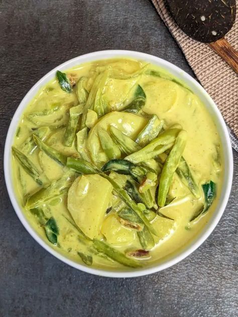 Sri Lankan Potato Curry, Sri Lankan Green Bean Curry, Green Bean Curry Recipes, Green Beans Curry, Indian Green Beans, Srilankan Recipes, Srilankan Food, Green Bean Curry, Potato Curry Recipe