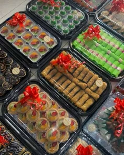 Kue Hantaran Lamaran, Hantaran Lamaran, Wet Cake, Brown Food, Food Business Ideas, Large Cake, Baking Packaging, Wrap Too, Catering Ideas Food