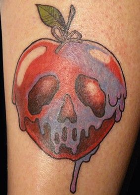 Rotten to the core... The poisoned apple! Snow White Tattoos, Rockabilly Tattoos, Rotten Apple, Apple Tattoo, Tattoo Disney, Disney Sleeve, Diy Doll Miniatures, White Tattoo, Tattoo Blog