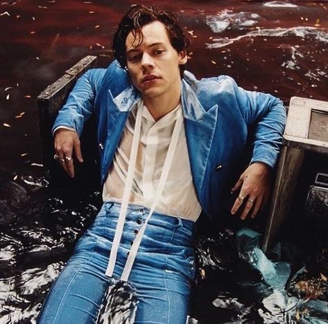 Harry Styles Muscles, Harry Styles Beauty Papers, Room Posters Ideas, Harry Styles Debut, Tom Burgess, Jack Chambers, Harry Styles Pink, Beauty Papers, Harry Styles Outfits