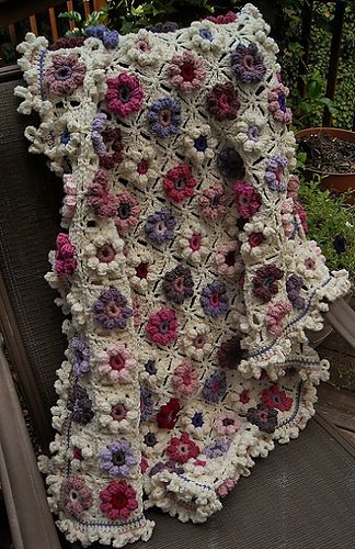 Crochet Flower Blanket, Crochet Quilt, Crochet Square Patterns, Crochet Throw, Crochet Diy, Granny Square Crochet Pattern, Creation Couture, Crochet Flower Patterns, Diy Crochet Projects