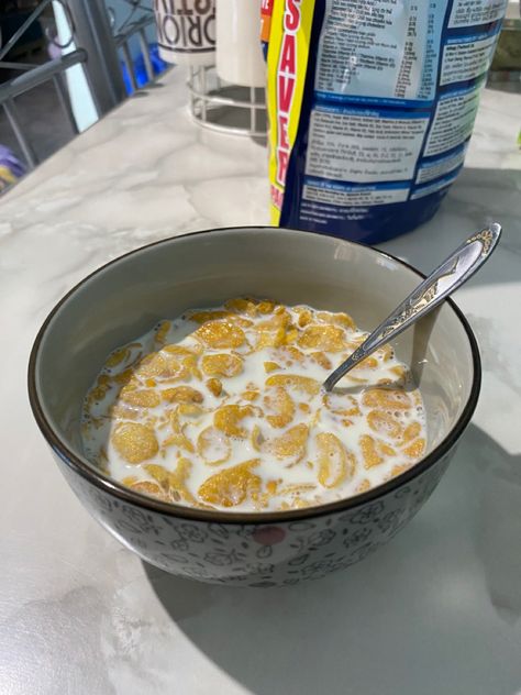 Cereal With Milk, Pan Cake, Rice Krispie Cereal, Food Bar, Food Therapy, Healthy Food Motivation, Food Inspo, Yummy Eats, Breakfast Food