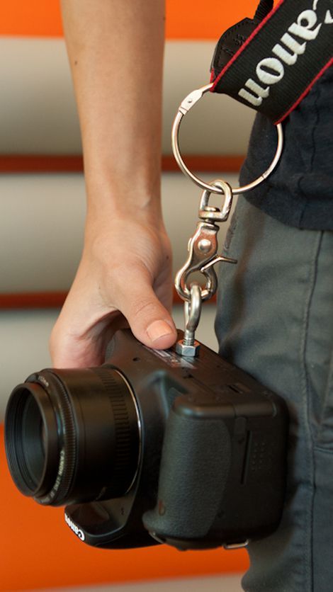 DIY: The $10 gliding camera strap (pictures) - CNET Camera Strap Diy, Leather Camera Strap Diy, Paracord Camera Strap, Diy Camera Strap, Nikon Camera Tips, Photographer Outfit, Bag Accessories Diy, Camera Holder, Diy Camera