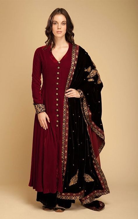 Plain Suit, Heavy Dupatta, Dress Pakistani, Velvet Dress Designs, Pakistani Party Wear, Indian Designer Suits, Kurti Designs Party Wear, Pakistani Dress Design, Black Velvet Dress