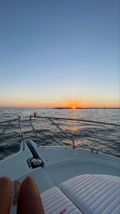 Boat Aesthetic, Boat Day, Beach Boat, Aesthetic Background, Ocean Beach, The Sun, Sun, Water