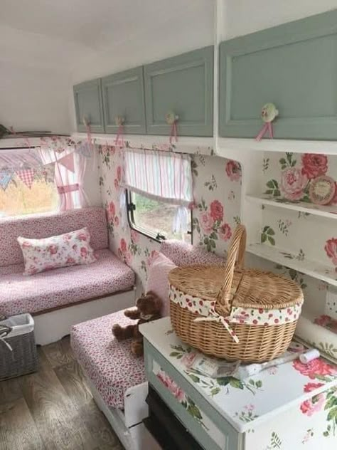 Camper Cottagecore, Cute Caravan Interior, Boho Trailer Decor, Pink Camper Interior, Cute Camper Interior, Girly Camper, Cute Trailer, Cute Caravan, Cute Rv