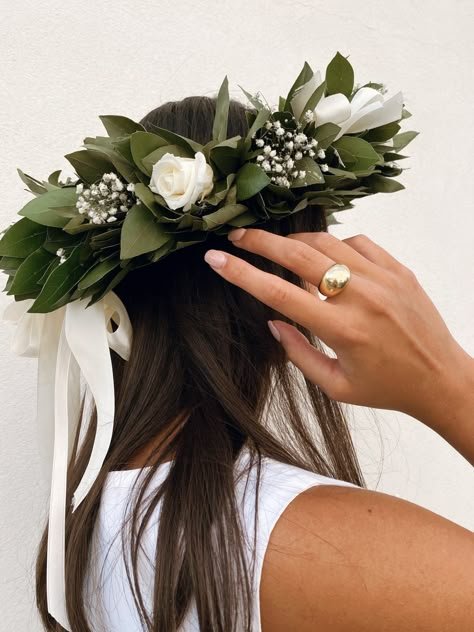 Graduated Aesthetic, Foto Aesthetic Instagram, Flowers Crown Aesthetic, Degree Aesthetic, Graduation Ideas, Graduation Aesthetic, White Flower Crown Aesthetic, Graduation Wreath, Laurel Crown