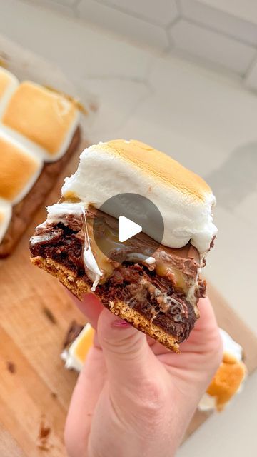 Kim Klock on Instagram: "caramel s’mores brownies 😍🥵 are you all ready for these?! we’re starting off with a layer of graham crackers and topping them with decadent, fudgy brownies 🍫 a layer of @ghirardelli milk chocolate caramel squares and @kraftjetpuffed s’more marshmallows are then placed on top 🤤👏🏻 the gooey caramel, toasted marshmallows, and chocolatey brownie are just the dreamiest combination 🔥🥰 start your week off the right way and make these! 💞

📌 https://itsbrunchoklock.com/caramel-smores-brownies/" Marshmallow Fudge Brownies, Caramel Smores, Caramel Squares, Marshmallow Fudge, Smores Brownies, Chocolate And Caramel, Gooey Caramel, Cracker Crust, Homemade Brownies