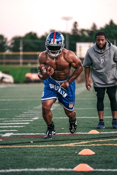 Cool Football Pictures, City Life Photography, Athlete Nutrition, Saquon Barkley, Men Abs, Marvel Captain America, Sports Pictures, Football Pictures, Football Outfits