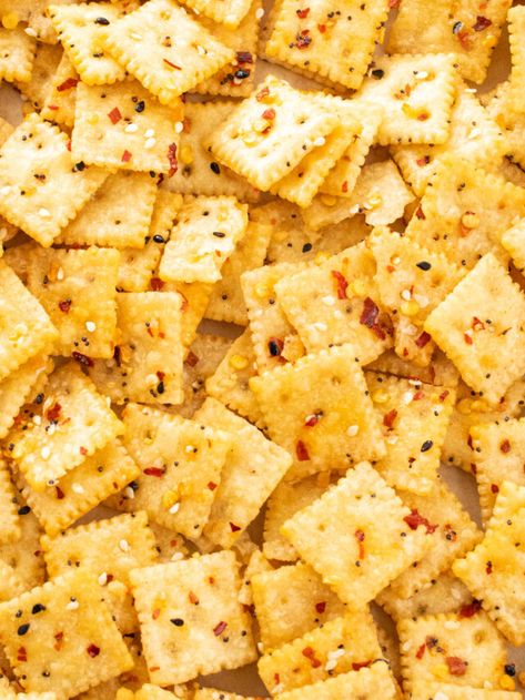 Mini Saltines, Seasoned Saltine Crackers, Saltine Cracker Recipes, Holiday Crackers, Homemade Pumpkin Muffins, Spicy Crackers, Seasoned Crackers, Keto Crackers, Fire Crackers