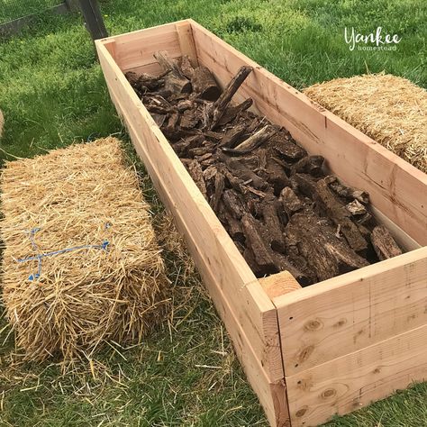 How to Build Hugelkultur Raised Garden Beds - Yankee Homestead Raised Garden Beds Diy Vegetables, Garden Bed Layout, Vegetable Garden Raised Beds, Building A Raised Garden, Diy Raised Garden, Raised Garden Beds Diy, Home Vegetable Garden, Organic Gardening Tips, Garden Landscape Design