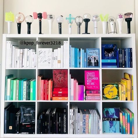 Kpop Album Setup, Bedroom Aesthetic Kpop, Kpop Albums Collection, Kpop Albums Shelf, Wall Decor Ideas For Bedroom, Kpop Shelf, Decor Ideas For Bedroom, Army Room Decor, Kpop Room