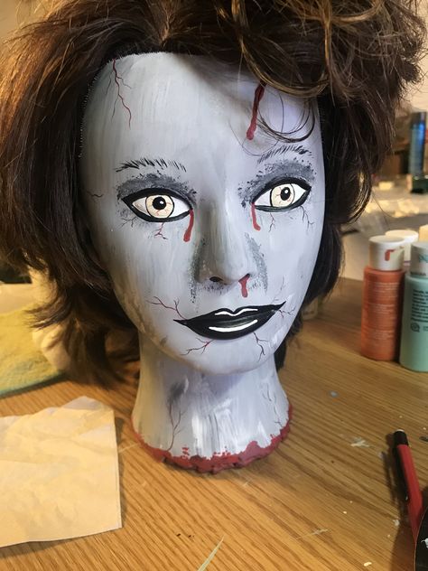 Halloween Manikin Head Ideas, Mannequin Head Halloween Ideas, Cosmetology Mannequin Head Halloween, Mannequin Heads Halloween, Mannequin Head Halloween, Doll Heads Halloween, Body Construction, Creepy Things, Halloween Props Diy