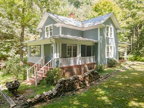 Another great mountain house! 17 acres in Virginia. $350,000 – The Old House Life 1920 Farmhouse, Bead Board Walls, Virginia Mountains, Beadboard Ceiling, Home Still, Old Farm Houses, House Built, Mountain House, Best Interior