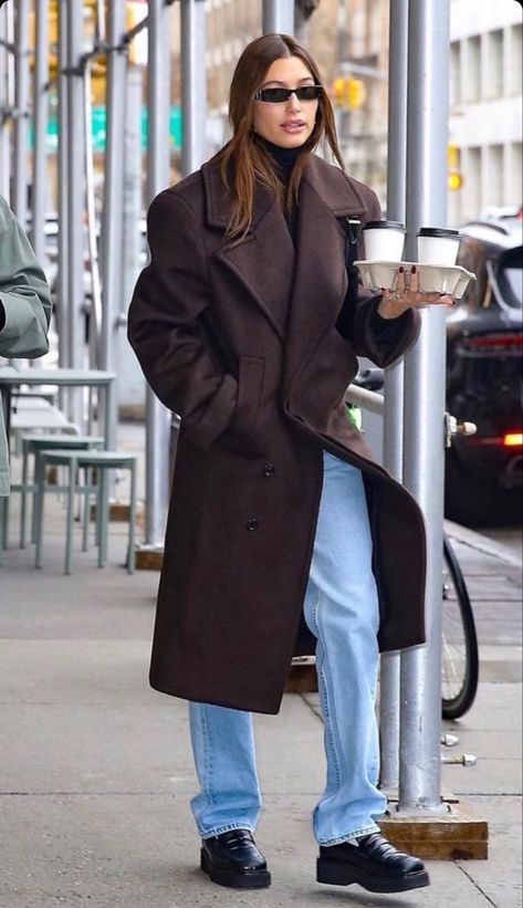 Hailey Bieber Nyc Winter, New York Style Winter Outfits, Model Off Duty Style Winter New York, Hailey Bieber Fall Fashion, Wardrobe Nyc Coat, Winter Street Style Nyc, Winter Nyc Style, City Winter Fashion, European Airport Outfit