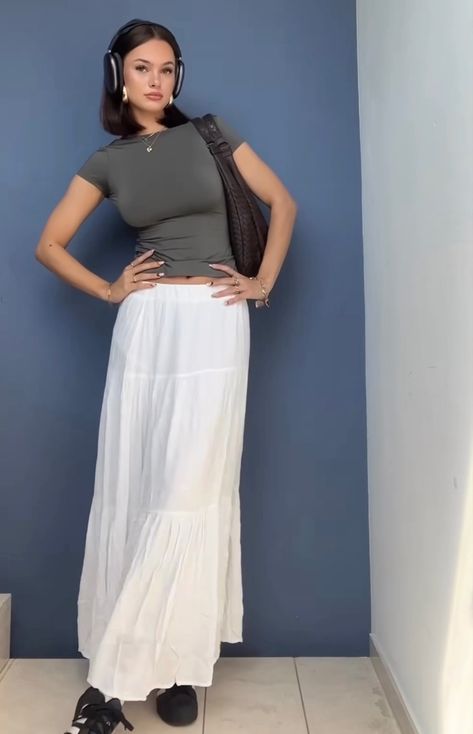 White Maxi Skirt Outfit, Long White Skirt, Vintage Summer Outfits, Maxi Skirt Outfit, Long Skirt Outfits, Europe Outfits, Maxi Skirt Outfits, Casual Day Outfits, Causual Outfits