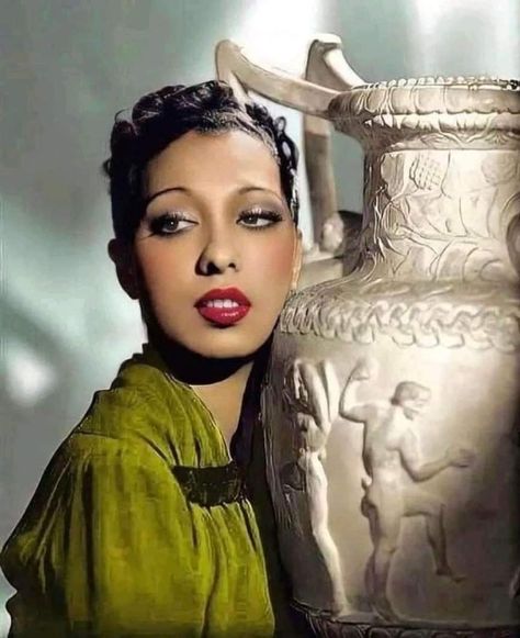 Josephine Baker, Vintage Black Glamour, Black Hollywood, African American History, Vintage Glamour, Belle Epoque, Classic Beauty, Vintage Beauty, Black Is Beautiful