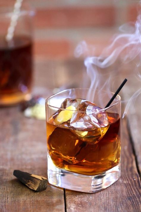 Smoked Whiskey, Smoked Cocktails, Cocktails At Home, Citrus Cocktails, Whisky Cocktails, Bourbon Drinks, Winter Cocktails, Bourbon Cocktails, Whiskey Drinks