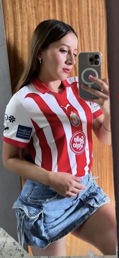 Women's Soccer Uniforms, Chivas Wallpaper, Soccer Outfit, Football Uniforms, Girls Soccer, Jersey Outfit, Soccer Pictures, Soccer Balls, Womens Football