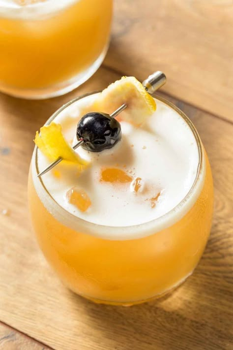 The Amaretto Sour is easy to make and an almost perfect combination of sweet and sour makes it a delicious classic cocktail. Orange Whiskey Sour, Disaronno Cocktails, Amaretto Sour Recipe, Homemade Sour Mix, Amaretto Sour Cocktail, Whiskey Sour Recipe, Sour Drink, Amaretto Sour, Sour Foods