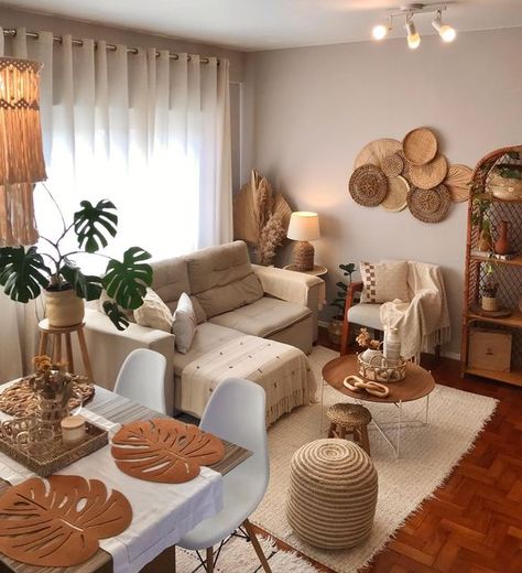 Rachel Andrade | Decoração de Interiores on Instagram: "Oie meus amores!   Arrasta para o lado e veja como os detalhes das texturas fazem toda a diferença na decoração Boho Chic…  Aproveita e já salva essa inspiração para fazer no seu lar!😃" Casa Estilo Boho Chic, Apartamento Boho Chic, House Arrangement, Deco Boho Chic, Scandi Boho, Décor Boho, First Apartment, Boho Diy, Boho Chic Decor