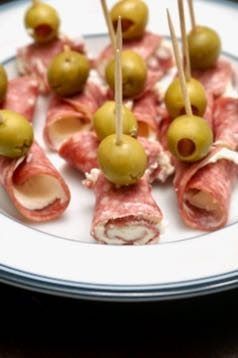 Salami Cream Cheese Bites Salami Cream Cheese, Salami Appetizer, Cream Cheese Bites, Olive Appetizer, Cream Cheese Appetizer, Charcuterie Recipes, Cheese Bites, Appetizer Bites, Cheese Appetizers