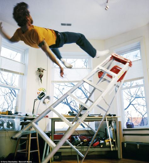 Mr Skarbakka photographed himself falling from a step ladder at his home in Prescott, Arizona Fear Of Falling, The Falling Man, Funny Poses, Perfectly Timed Photos, A Ladder, Human Poses Reference, 웃긴 사진, Poses References, Human Poses