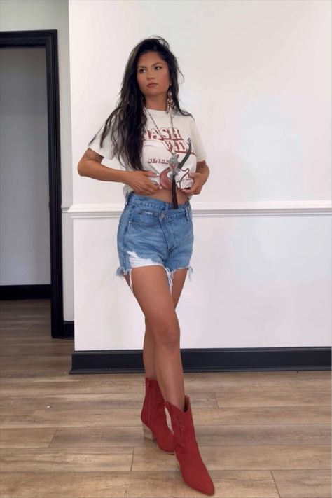 Tailgate Outfit Cowboy Boots, Short Red Cowboy Boots Outfit, Cowboy Boots With Shorts Outfit, Country Concert Outfit With Red Boots, Red Country Concert Outfit, Cowgirl Boots And Shorts Outfit, Red Country Outfit, Red Cowboy Boots Outfit Concert, Red Western Boots Outfit