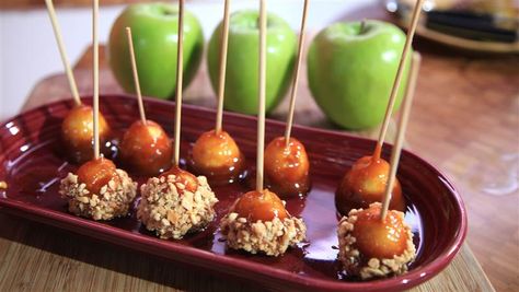 Mini Caramel Apples Mini Carmel Apple, Caramel Apple Grapes, Mini Candy Apples, Healthy Apple Desserts, Taffy Apple, Mini Caramel Apples, Dessert Hacks, Caramel Apples Recipe, Sweet Potato Pies Recipes