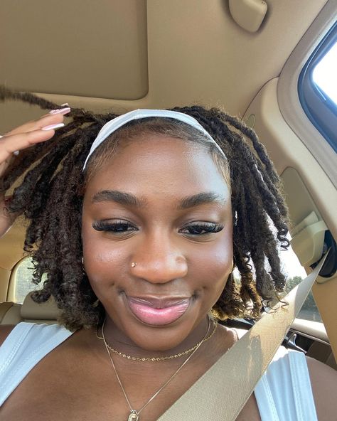 #locgirls #locs #locstyles Short Locs With Headband, Short Locs, Locs Hairstyles, Loc Styles, Headband Styles, Half Up Half Down, Girls Headbands, Half Up, Pretty Hairstyles