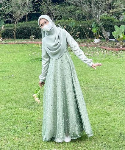 ootd lebaran, gaya jilbab, model pakaian muslim, baju model lama, pakaian estetika, baju lebaran 2024 hijab, pakaian santai,gamis lebaran, outfit lebaran hijab, dress lebaran, jilbab muslim, outfit lebaran, baju lebaran, Hijab Reference, Muslim Outfit Ideas, Lebaran Outfit, Ootd Lebaran, Dress Lebaran, Muslim Outfit, Islamic Fashion Dresses, Dress Pesta, Muslimah Dress