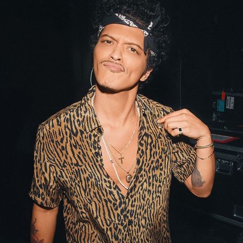 Bruno Mars on Instagram: “😏” Famous Male Singers, Bruno Mars Hair, Bruno Mars Grammys, Bruno Mars Aesthetic, Bruno Mars Album, Bruno Mars, Fav Celebs, My Favorite Music, Celebrity Crush